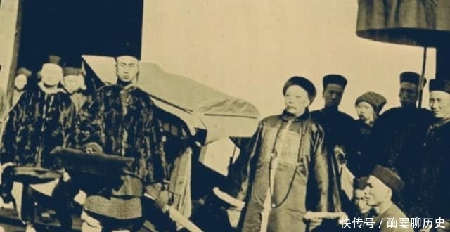 手里拿着|清朝官员的真实照片,无论官大还是官小都有一个特点,至今仍存在