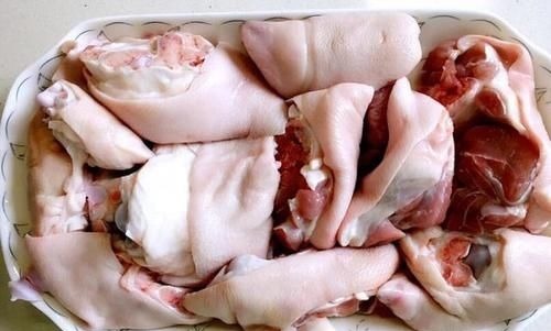 猪蹄挑“大”还是“小”好,很多人买错了,难怪不香不软糯
