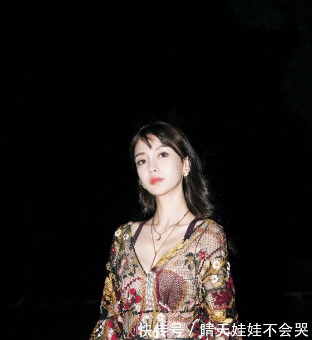 bbaby挑战“高跟拖鞋”,鞋子不顾脚后跟,走路只能靠驱!