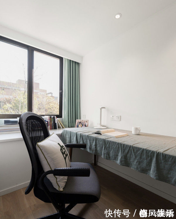 墙面|这对夫妻很有远见,买下120平复式小楼,客厅开阔还有双储物间