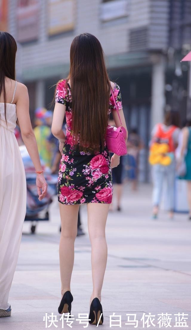 闺蜜|闺蜜逛街 ,选择红色连衣裙,搭配高跟鞋,格外好看