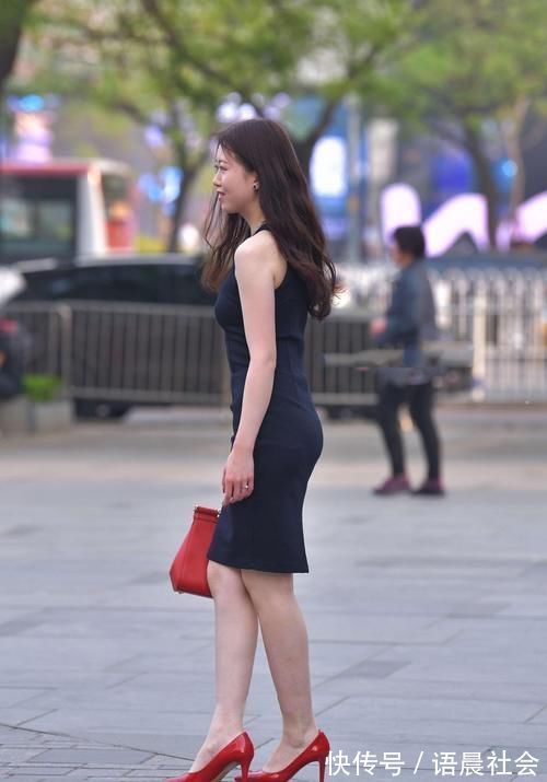 血色 美女穿搭:黑色修身连衣裙搭配血色手袋,现代精致,凸显前卫美感
