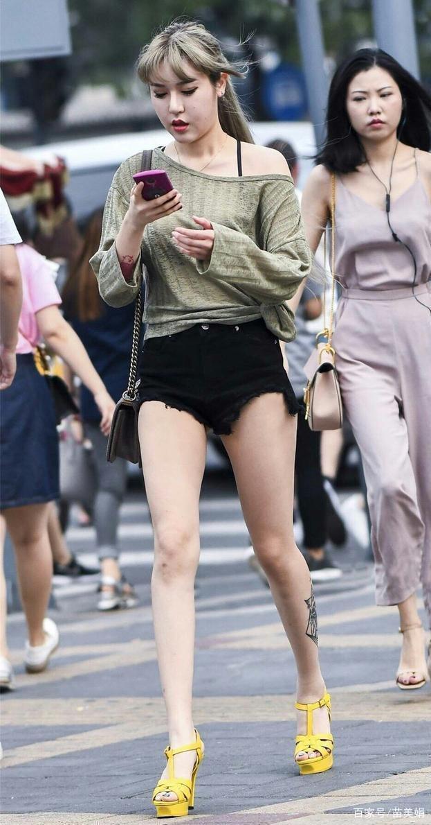 斜肩长袖T搭配黑色牛仔短裤，青春减龄，活力四射