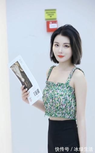 小短裙 绿色吊带背心搭配小短裙,展示优雅好气质,好身材让人羡慕