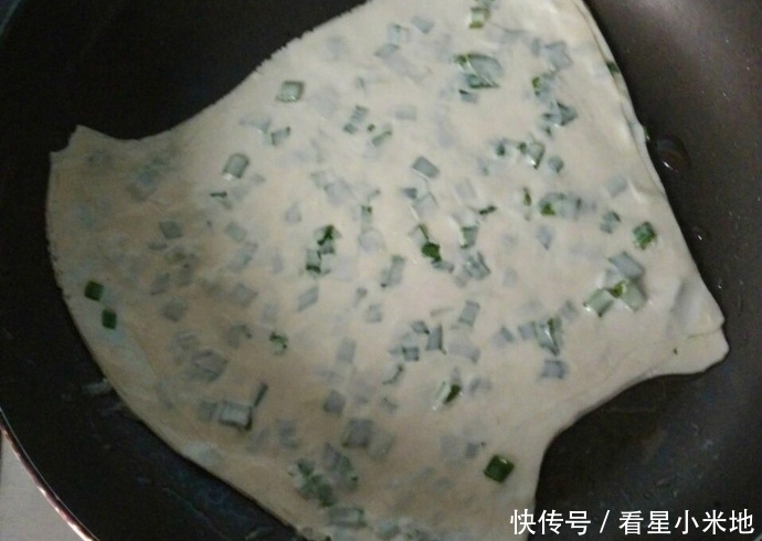 葱油饼|饺子皮就能做的葱油饼,简单的不要不要的,几分钟就上桌的美食