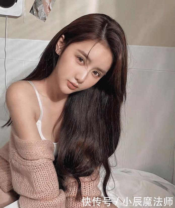 小姐姐迷离的眼神，小吊带搭配宽松针织衫，让人浮想