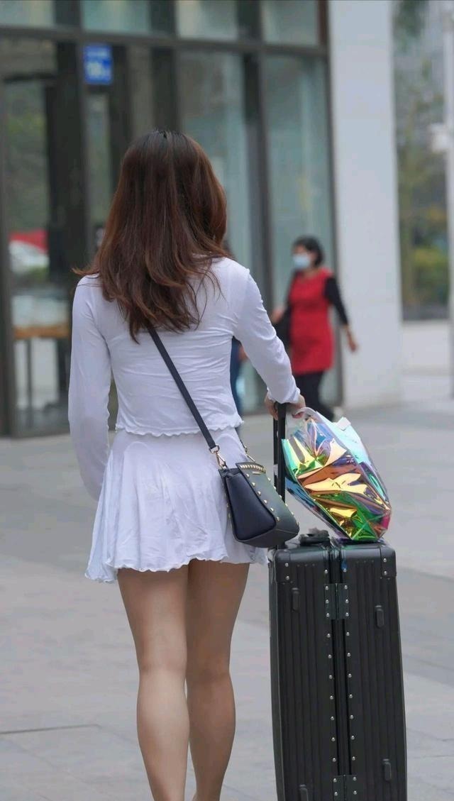 带子 纯白色的吊带裙两件套,干净又纯洁,轻盈透气又性感迷人