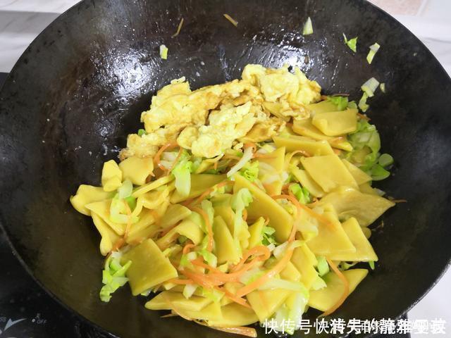 早餐这样做，有菜有蛋有主食，营养多味道香，一上午都不饿