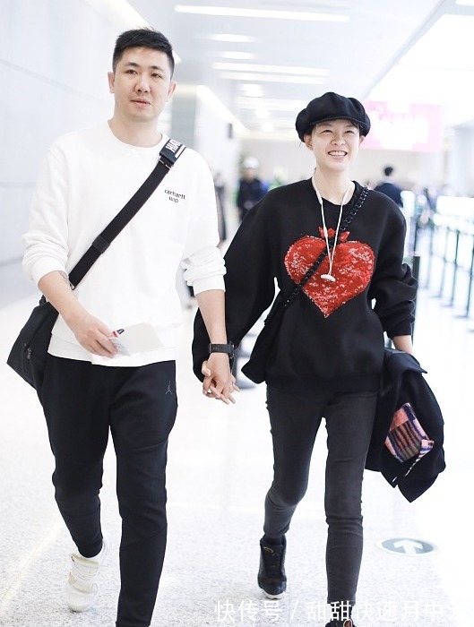 紧身裤 李艾都42岁了,可皮肤还是那么白皙,身材也好,穿黑卫衣都很减龄