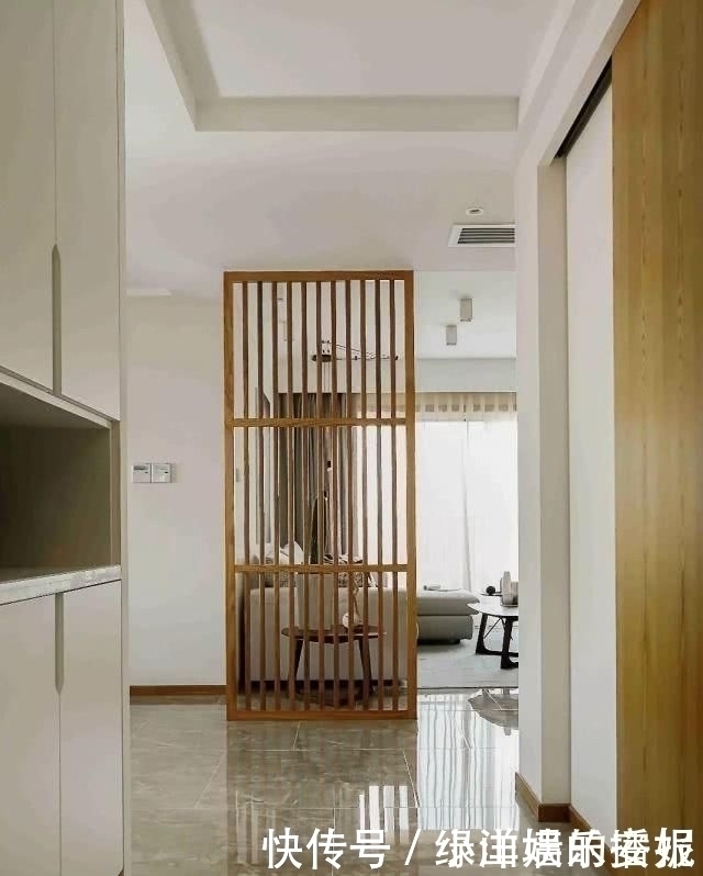 齐家小菜|142平的简约风三房,木色搭配白色,简洁中透露出时尚感