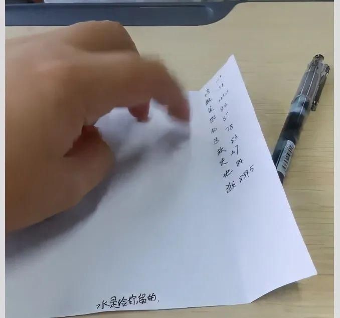 几句话|厦门一小学家长会上，爸妈表情变了！就因为桌子上的这几句话