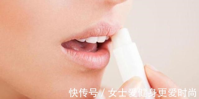 滋润型 化妆师建议涂口红不要用“嘴抿”,教你正确方法,不沾杯不掉色!