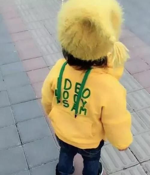 宝妈|爸爸给女儿的衣服穿反了,妈妈正要开口大骂,宝宝转身宝妈笑喷