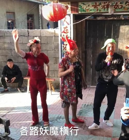 山东拉面哥修好舞台专供网红表演，村民担忧：这些网红都是一些怪怪的人