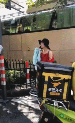 |搞笑GIF:幸亏反应快 不然被老婆发现就麻烦了