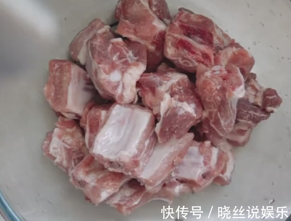 葱段|排骨不要炖土豆了,媳妇给里面倒了一碗面粉,老公不够吃了