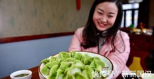 鲜嫩|包白菜饺子,调馅时用上这一招,白菜不出水,饺子鲜嫩多汁很好吃