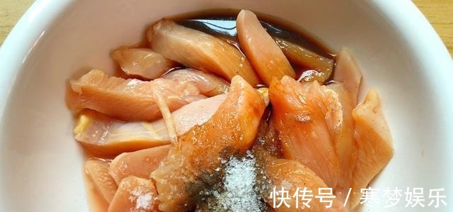 鸡胸肉不要总炒着吃了，试试这做法，外酥里嫩，吃着特解馋！