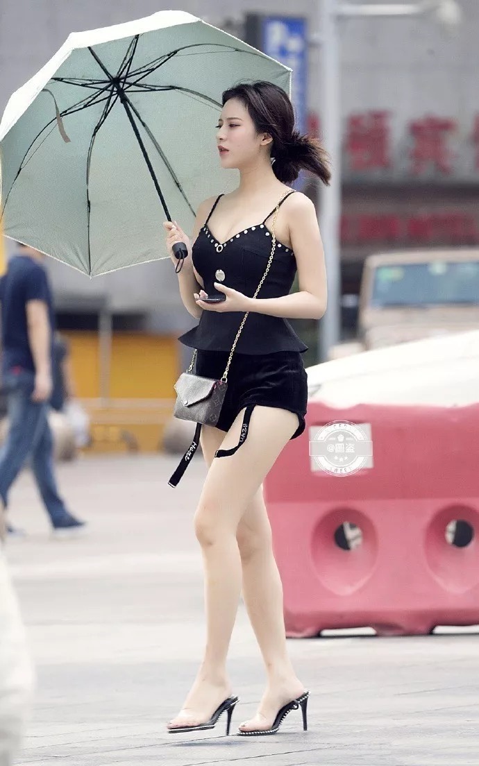 小姐姐|街拍：高跟鞋气质搭配，简约的时尚也可以有气质