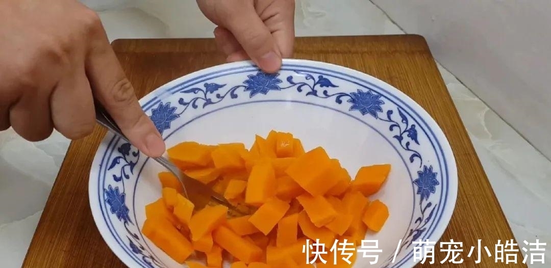 南瓜这样做才简单，锅里炸一炸，外皮焦脆又空心，比面包蛋糕还好吃