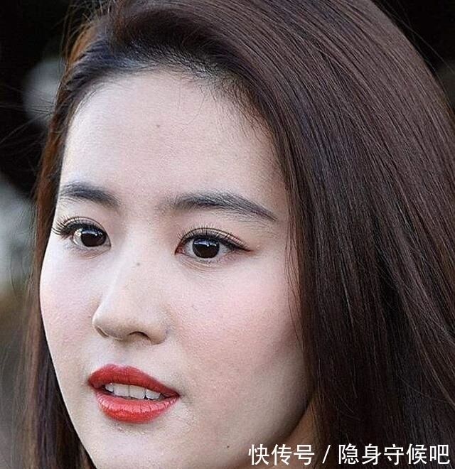 妆容|为何明星“上妆”化妆师用“粉底刷”居多?看完对比,你就明白了