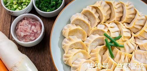 饺子|制作韭菜鸡蛋饺子时，牢记3个技巧，韭菜美味鲜香不出水！