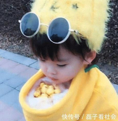 宝宝|爸爸把女儿的衣服穿反了,妈妈气不打一处,当女儿转身后