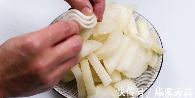 酸萝卜|冬天要多吃萝卜,教你饭店的秘制腌萝卜做法,酸甜微辣嘎嘣脆好吃