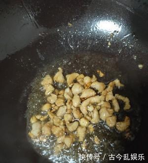 谁说鸡胸肉没美味，营养的鸡胸肉加上丰富蔬菜，鸡胸肉炒三丁