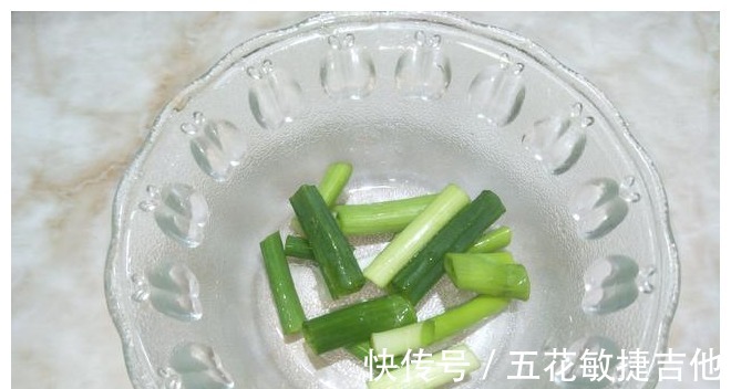 多汁|西红柿又有新吃法,加2样食材,锅里简单一炒,香辣多汁超下饭!