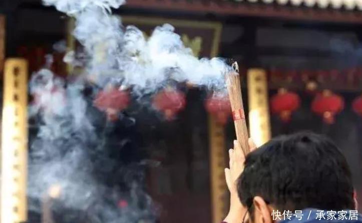 烧香拜佛时,4大禁忌需牢记,有钱人都明白,难怪更富有