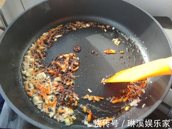 鸡身上“最值钱”的部位,买鸡的老板都留着自己吃,一只鸡就一个