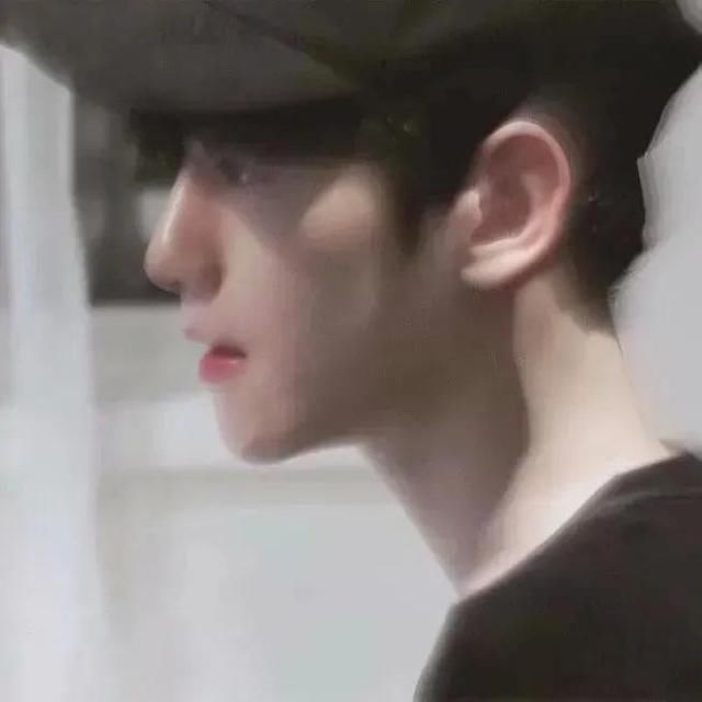 头像｜男｜不是因为奥特曼能变成光，而是心中有光才能变成奥特曼