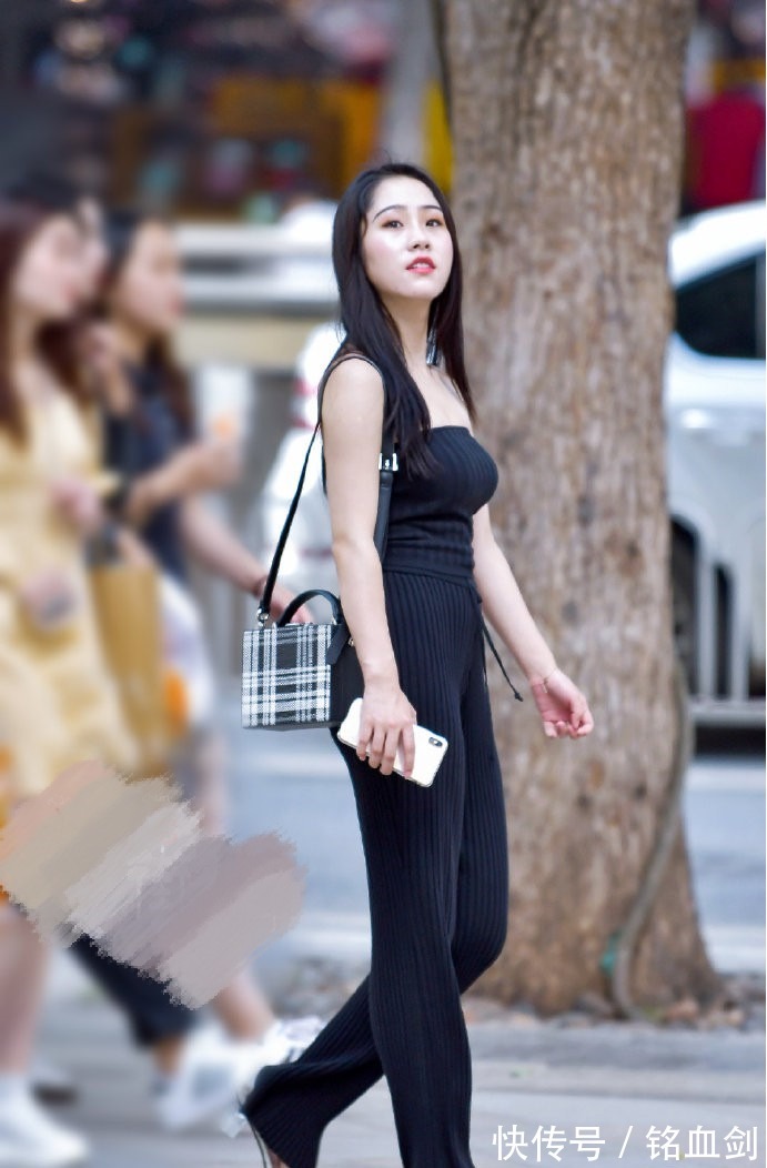 黑色|姑娘，皮肤这么白，就不要穿黑色了，何况还是条个性十足的连体裤