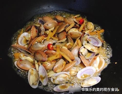 爆炒花甲时，到底要不要焯水？八成人不懂，难怪吃起来有沙有腥味