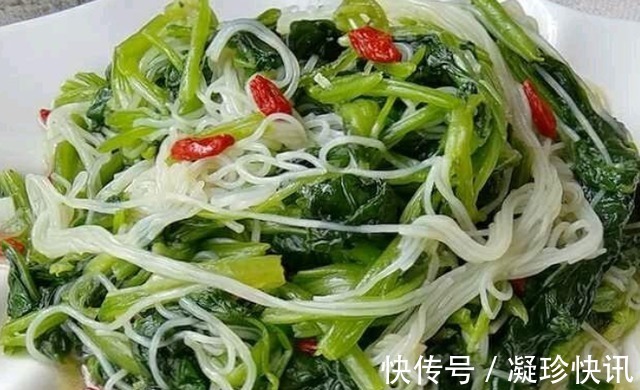 菠菜不煎不炒，焯个水拌一拌，清新爽口解油腻，下酒下饭都不错