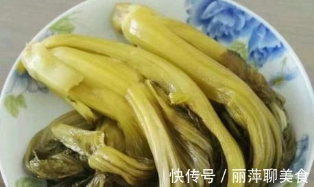 做酸菜鱼时,先炒酸菜还是先煮鱼大厨都不对,这才是正确做法