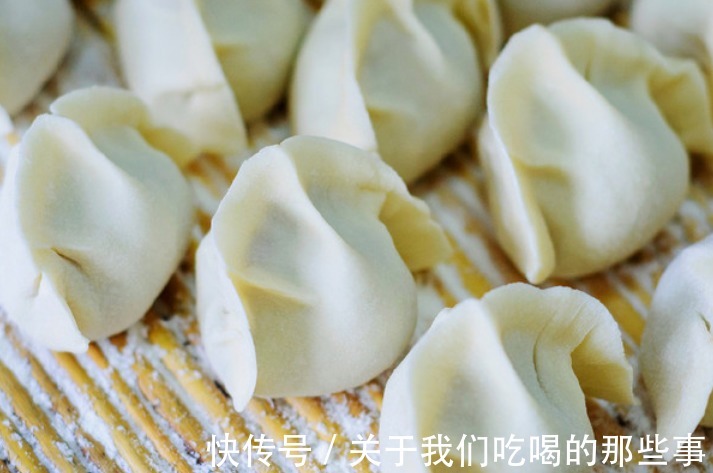 调肉饺子馅,为啥总是又腥又干,很难吃?原来没掌握3个关键技巧
