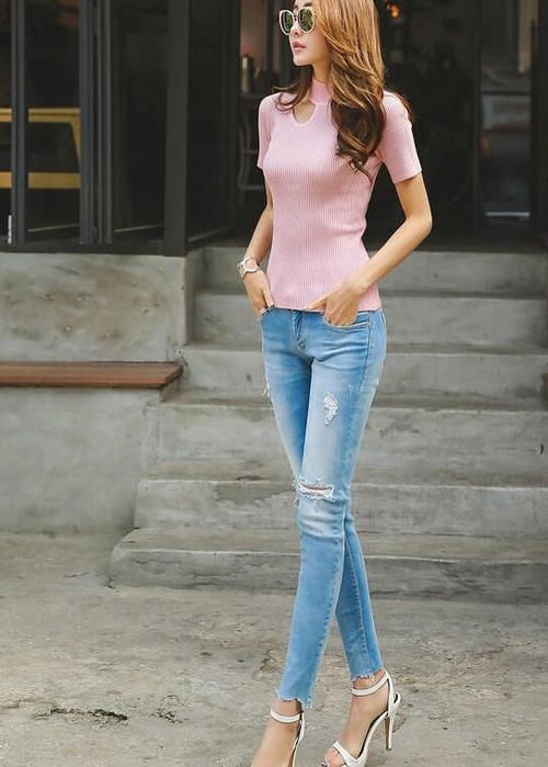 小姐姐爱穿紧身牛仔裤，穿出性感妩媚身姿，充满了潮流范！