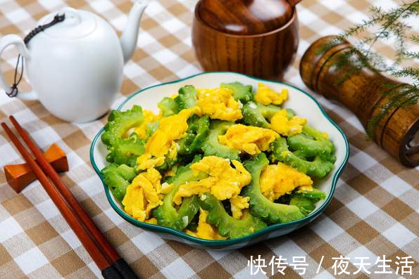 窍门|炒苦瓜需要焯水吗牢记2个窍门,苦瓜不苦不涩,翠绿不发黄