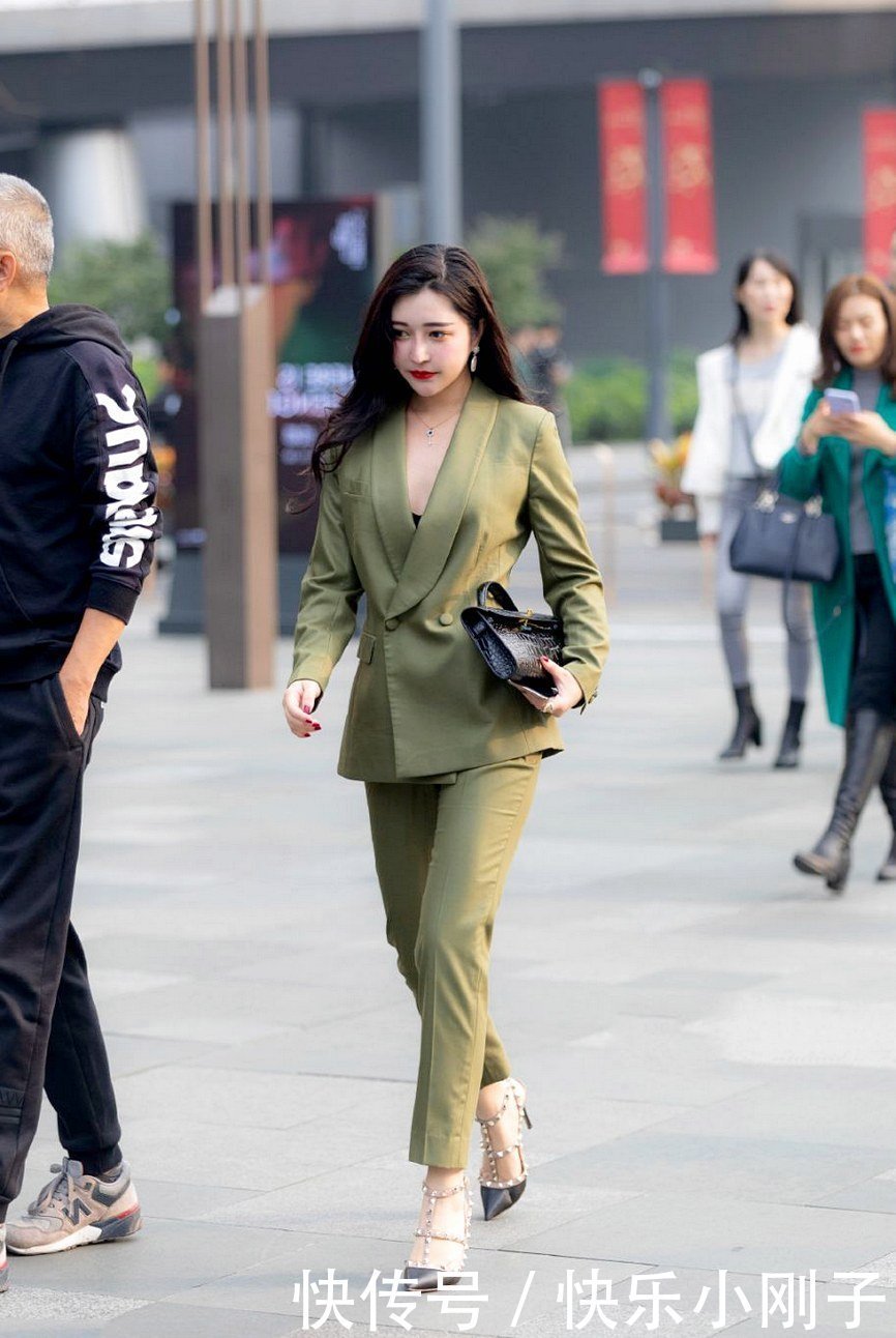 小西服依然是秋天的时髦担当,展示独特的气质