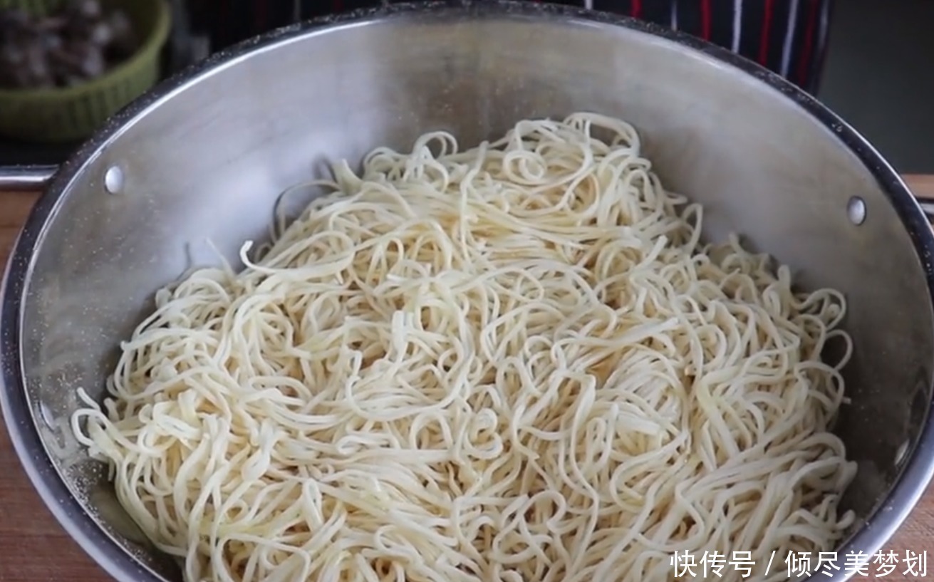 面条|卤面怎么蒸才好吃，原来做法诀窍这么简单，一次蒸一大锅都不够吃