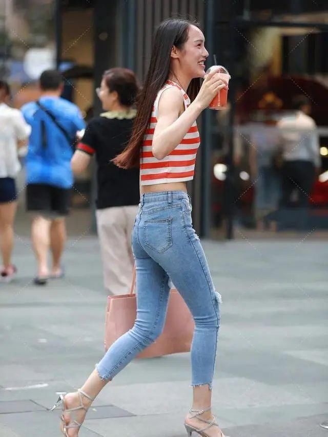 牛仔裤|红白条纹马甲搭配时尚牛仔裤，青春减龄活力满满