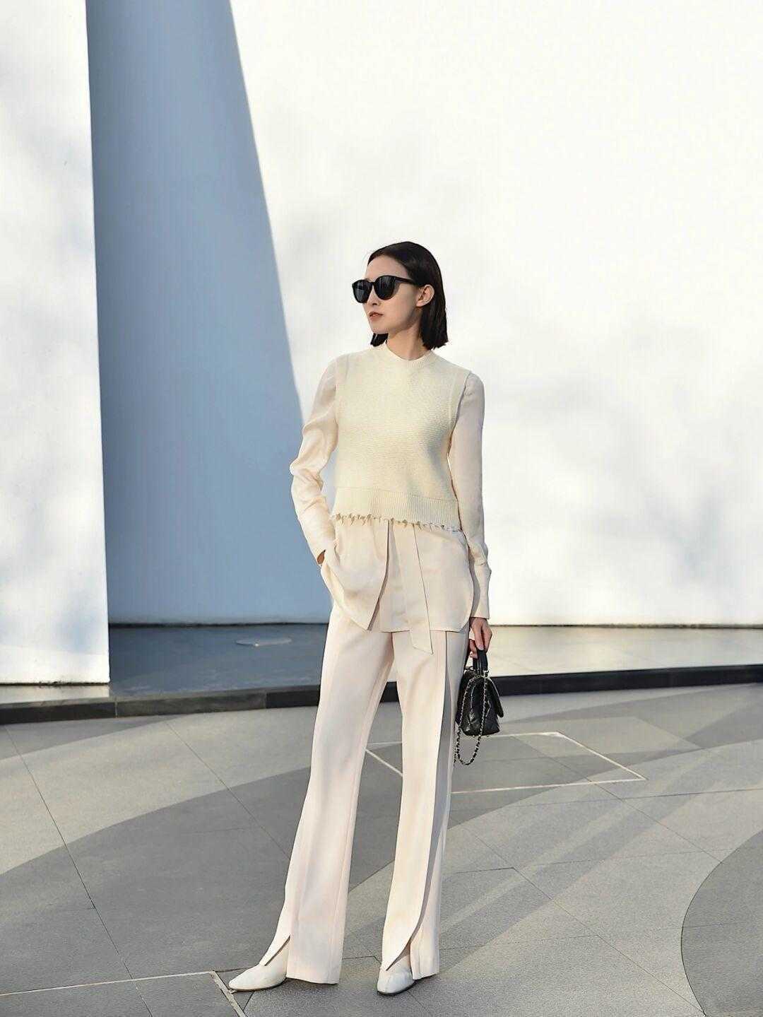 牛仔裙 早春职场怎么穿更洋气?借鉴这几组搭配方式,简约日常又有气场