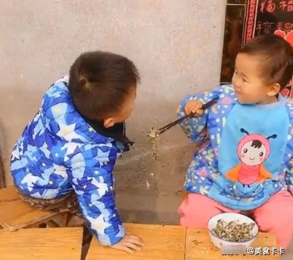 妈妈|妈妈到处找不到儿子,却看到哭笑不得的一幕,网友:有前途