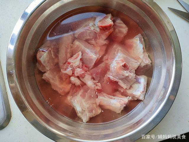 玉米|夏季多给孩子做它吃，买来不煎不炖，腌一腌加料蒸一蒸，香嫩好吃