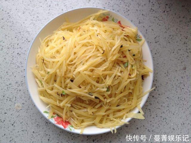 做法|炒土豆丝时,是先泡水还是先焯水都错了!教你正确的土豆丝做法