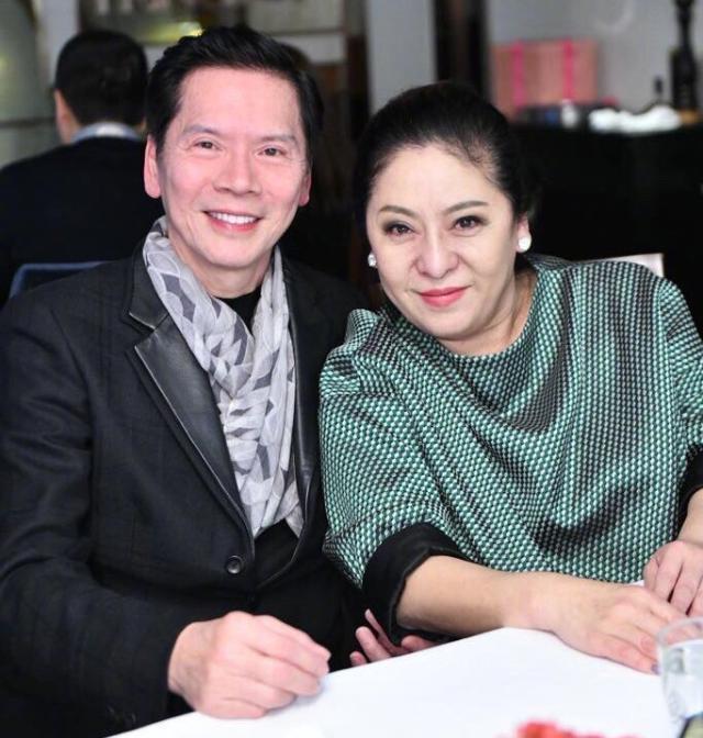 向太很有“阔太”气质范,穿纯黑色刺绣外套配紧身长裤,高贵优雅