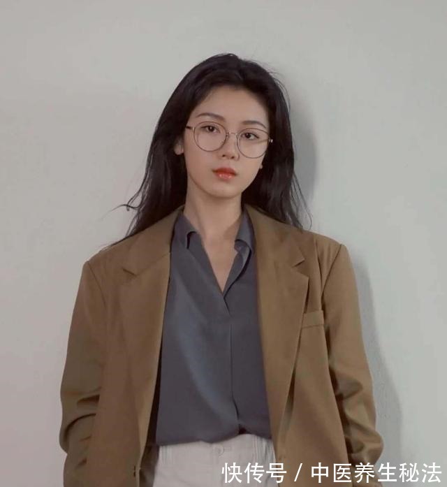 颜色 秋冬怎么塑造“精致感”掌握这3个配色技巧，长相普通也有魅力！