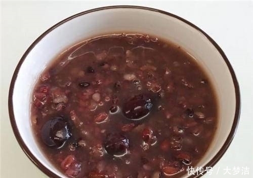 它是“穷人的燕窝”，坚持每周食一碗，皮肤水嫩发光，面膜钱省了